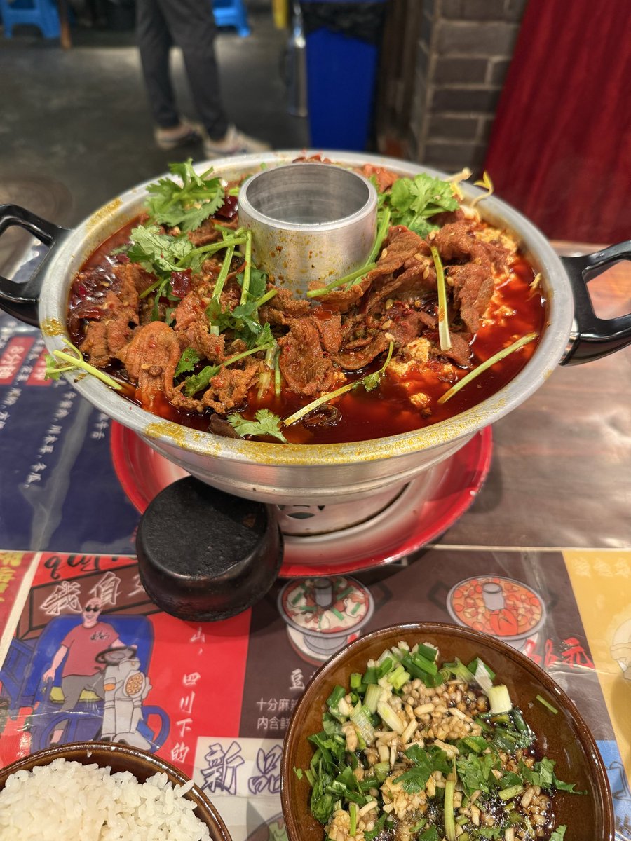crazychencheng's tweet photo. 平时 20 几块的白切鸡吃的饱饱的，花了 80 吃个火锅，因为太辣没吃几块，晚上饥肠辘辘。。。 https://t.co/bEXc7d9FHX