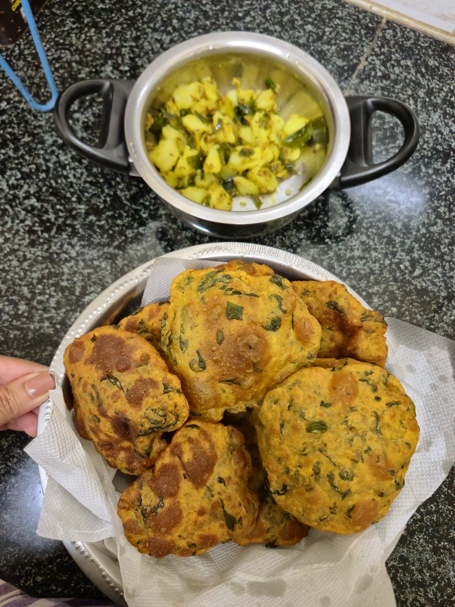 Herfooddelulu's tweet photo. Masala methi puri + zeera aloo is match made in heaven 🫶
#Homefood #Dinner #Poori https://t.co/ICJ8HHWPee