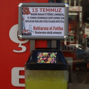 bbdhaberr's tweet photo. Sivas'ta bir esnaf, 15 Temmuz şehitleri hayrına ücretsiz limonata ikramında bulundu.

#IcardiDefteriKapansın https://t.co/opUqbbqstm