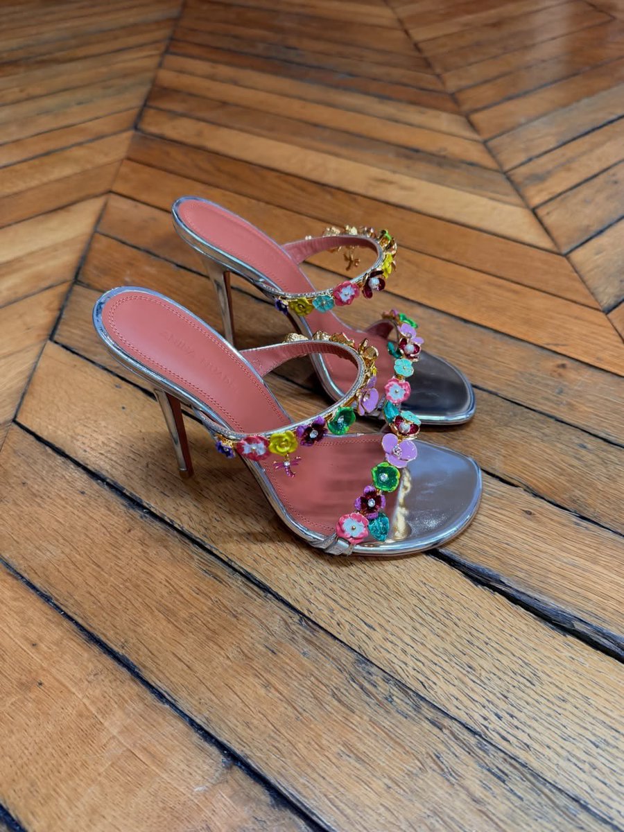 Eveboards's tweet photo. Obsessed with this floral sandals by Amina Muaddi https://t.co/gHJdXsyJzt
