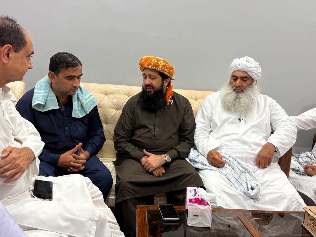 BasheerAhmedMa5's tweet photo. صوبائی امیر حضرت مولانا سائین عبدالقیوم ھالیجوی  علامہ راشد محمود سومرو
 مولانا ضیاء الرحمن صاحب کی وفد کے ہمراہ 
سکھر سے پانچ سال پھلے اغوا کی گئی پریا کمارے کے والد سے ملاقات ،
#معافی_مائی_فٹ
#شہداء_کو_ڈھال_نہ_بناؤ
#لشکر_نہیں_خود_لڑو 
#مولانا_کی_للکار
#پروپیگنڈہ_چھوڑو_امن_دو https://t.co/VNlqnjnjET