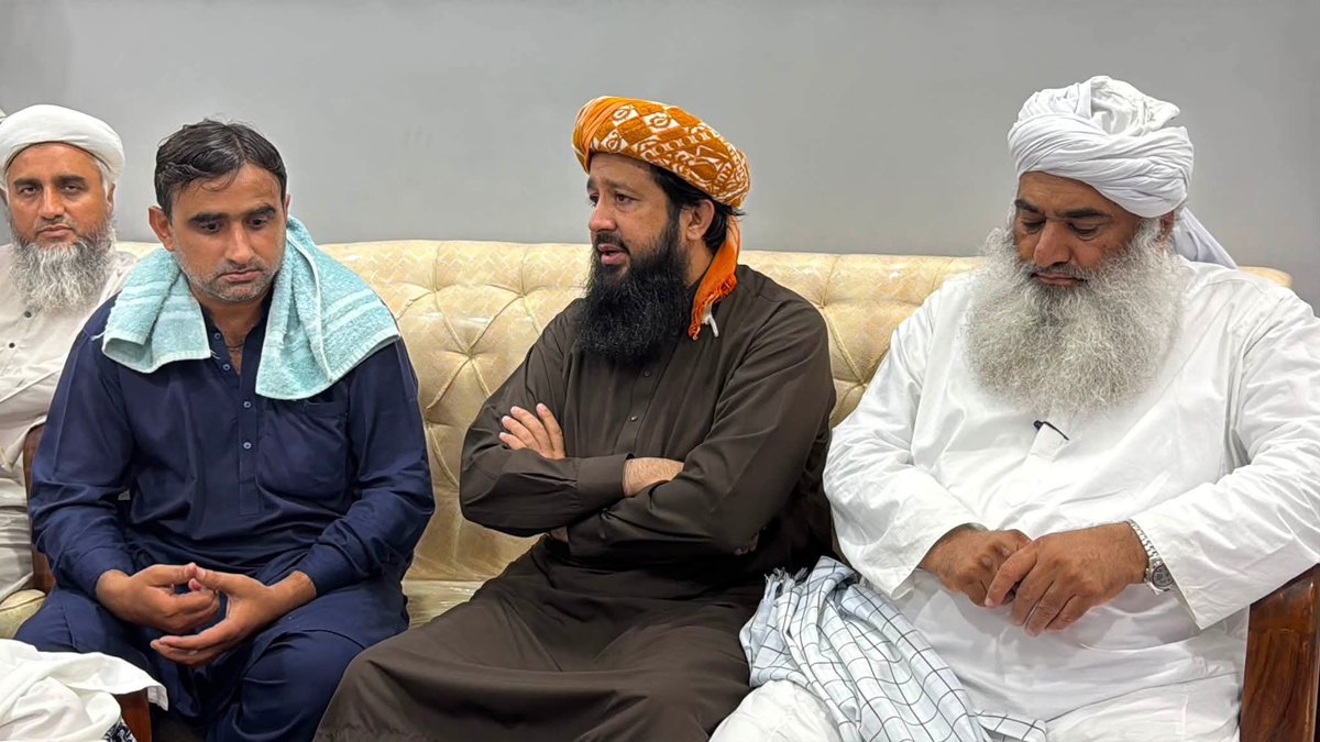 BasheerAhmedMa5's tweet photo. صوبائی امیر حضرت مولانا سائین عبدالقیوم ھالیجوی  علامہ راشد محمود سومرو
 مولانا ضیاء الرحمن صاحب کی وفد کے ہمراہ 
سکھر سے پانچ سال پھلے اغوا کی گئی پریا کمارے کے والد سے ملاقات ،
#معافی_مائی_فٹ
#شہداء_کو_ڈھال_نہ_بناؤ
#لشکر_نہیں_خود_لڑو 
#مولانا_کی_للکار
#پروپیگنڈہ_چھوڑو_امن_دو https://t.co/VNlqnjnjET
