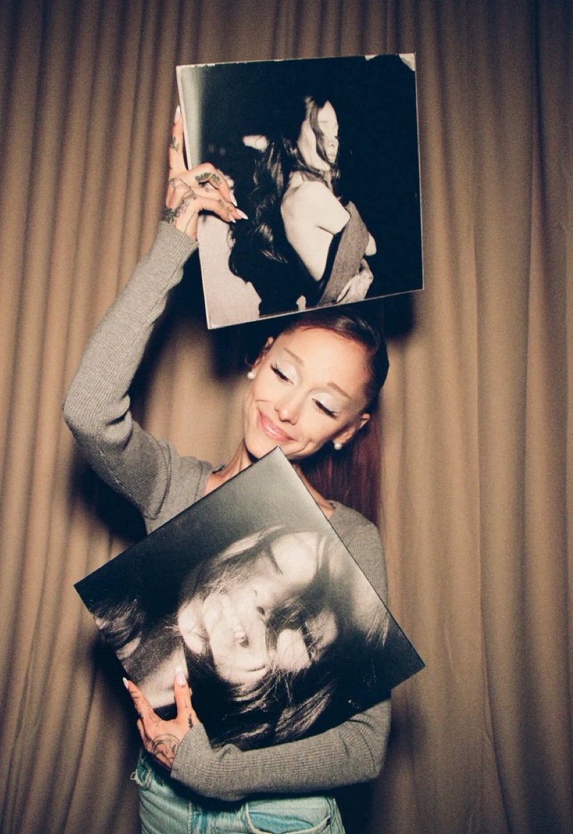 TheGrandeTop10's tweet photo. Ariana poses with her vinyls :) https://t.co/Zvol0tKLib
