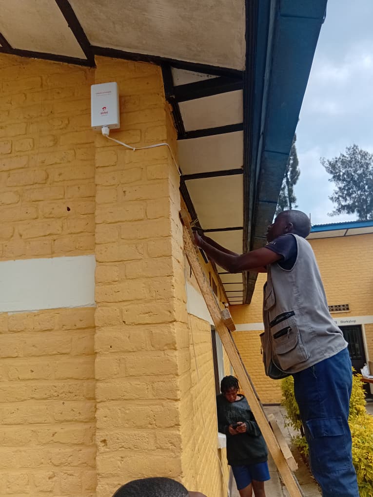 Youth_Actions's tweet photo. Today at @Nyamagabe #YouthCenter, we are pleased to #receive high-speed #airtel #internet routers, #including 9 routers #provided by @RISARwanda This support will help young people and community engage in research and #development activities. https://t.co/kLG1bngXcE