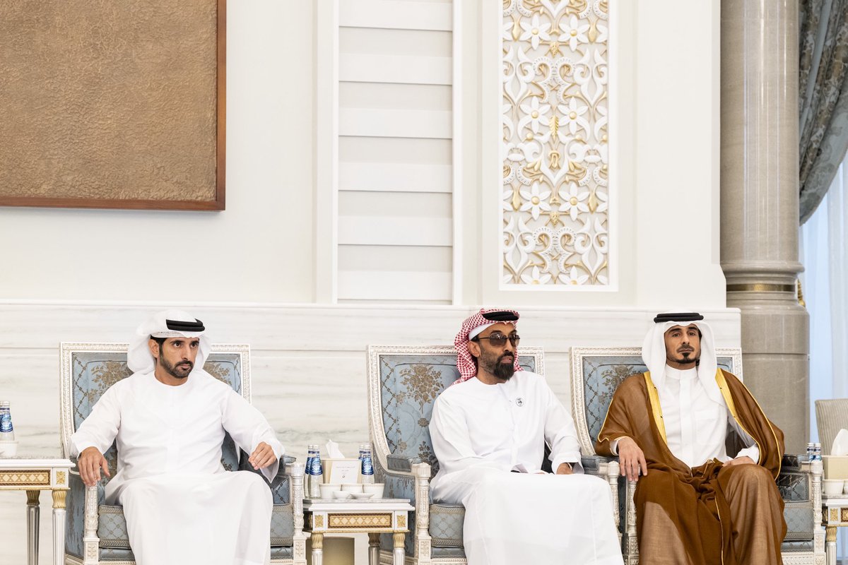 gang_uae's tweet photo. شيوخ الامارات الذين ذهبوا إلى قطر لتقديم واجب العزاء :- 

الشيخ محمد بن زايد – رئيس الدولة
الشيخ منصور بن زايد - نائب رئيس الدولة 
الشيخ حمدان بن محمد بن راشد - ولي عهد دبي وزير الدفاع 
الشيخ طحنون بن زايد - مستشار الأمن الوطني 
الشيخ عبدالله بن زايد - وزير الخارجية 
الشيخ سيف بن زايد - وزير الداخلية 
الشيخ سعود بن صقر القاسمي – حاكم رأس الخيمة
الشيخ عمار بن حميد النعيمي – ولي عهد عجمان
الشيخ محمد بن سعود القاسمي – ولي عهد رأس الخيمة

🇶🇦🇦🇪