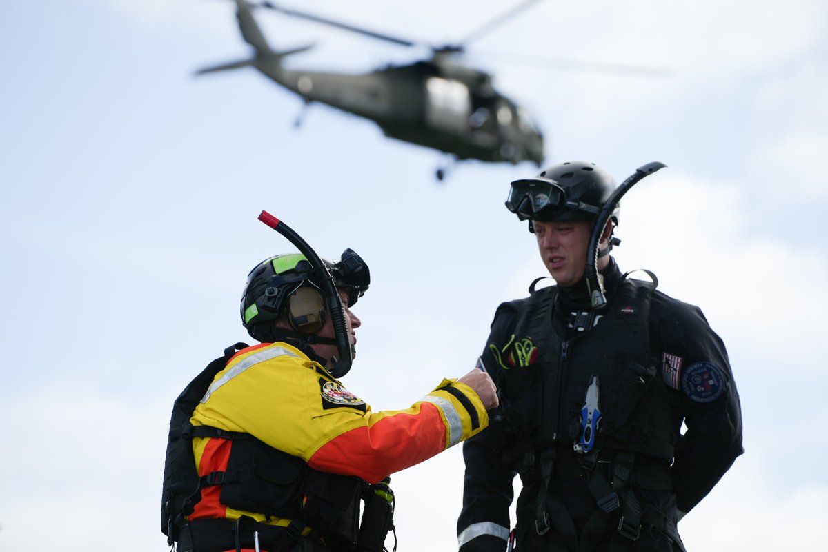 USNationalGuard's tweet photo. Members of the Maryland Helicopter Aquatic Response Team, made up of @mdng members and civilian firefighters, conducted search and rescue training to strengthen readiness and their ability to work together to perform lifesaving rescues whenever and wherever they are needed. https://t.co/oiOKo8U6Ni