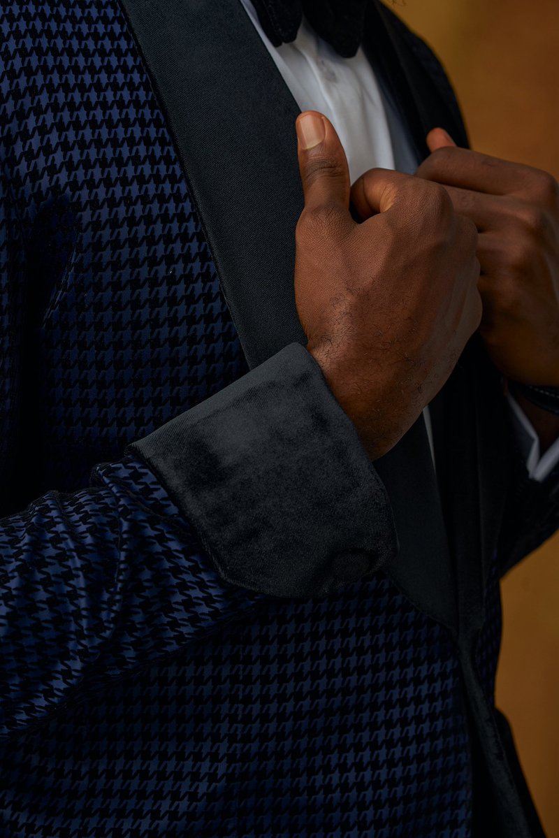 AMA_Lagos's tweet photo. AMA Xclusive Blue Velvet Shawl Lapel Tuxedo

A blue velvet tuxedo finished with a black velvet shawl lapel, patch pockets, and band cuffs for a bold yet polished look. 

Perfect for black-tie weddings, engagement receptions, award nights, and gala dinners. 

#AMALagos #Bespoke https://t.co/GT7OG8GwxB