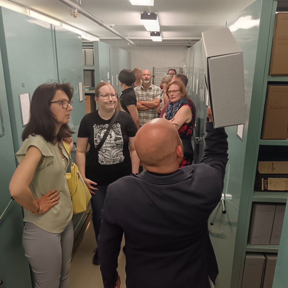 mensacesko's tweet photo. Ve středu navštívila skupina mensanů @NarodniArchivCZ v Praze. 📜 Dozvěděli se více o fungování archivu i jeho knihovny, živě diskutovali s archivářem a knihovníkem a na závěr si zblízka prohlédli několik vzácných historických archiválií.
#MensaCesko #NarodniArchiv #Historie https://t.co/NT8529Lvrd