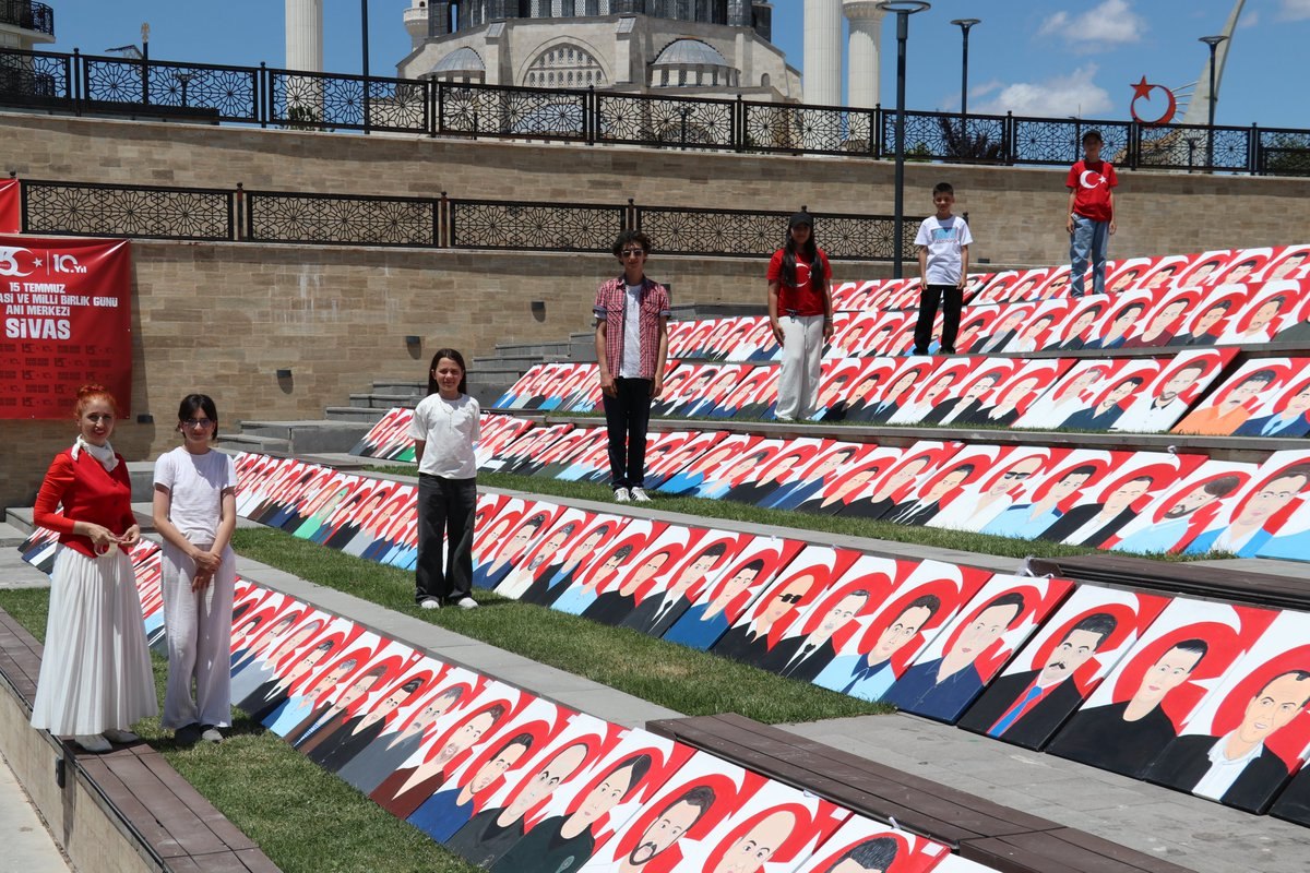 bbdhaberr's tweet photo. Sivas'ta ortaokul öğrencileri, 2 yıl süren çalışmalarının ardından 15 Temmuz şehitlerinin resimlerini tuvale yansıttı.

#IcardiDefteriKapansın https://t.co/ObrIoYDFNZ