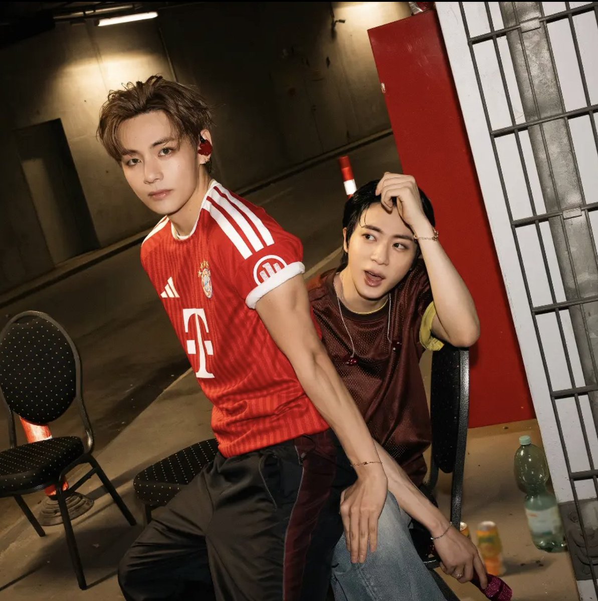 joon_lovebot's tweet photo. systematic oppression of seokjin in the workforce https://t.co/npdVb9hJV7