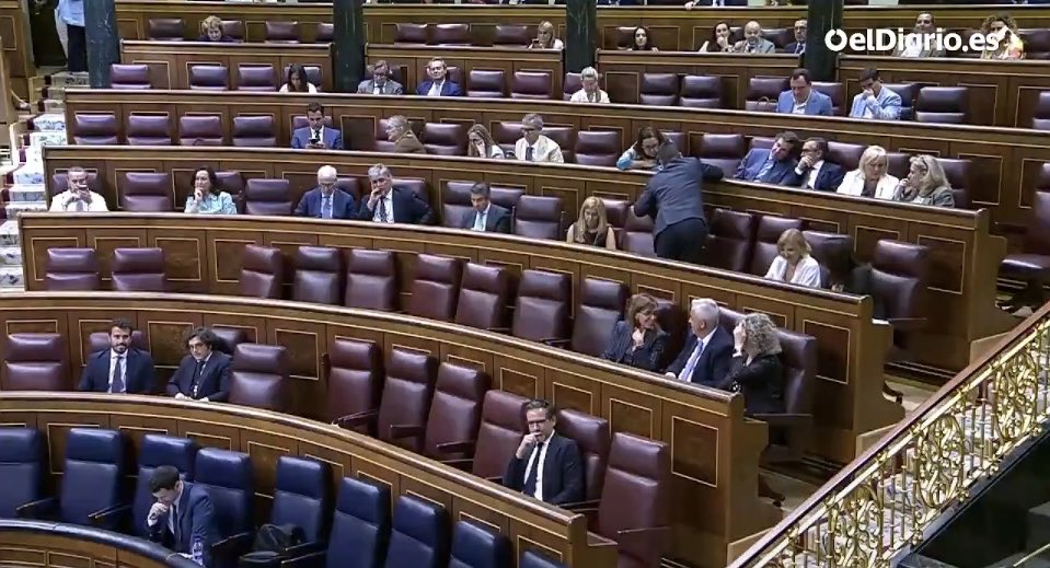 MaritxuDeusto's tweet photo. Los trabajadores somos un cáncer porque nos ponemos enfermos y el médico nos da la baja…eso no se lo puede permitir España… pero una pila vagos que cobran cada uno como 10 trabajadores, si nos lo podemos permitir…PPVOX y en horario trabajo…van 5 minutos y se piran. https://t.co/elbieoY2ve