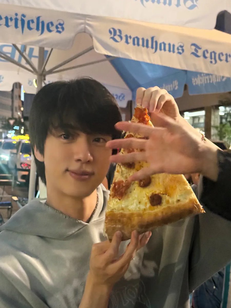 lilonekook's tweet photo. SEOKJIN POSTED ON INSAGRAM! 😭

jimin photobombing jin this time lmao sooo cute 💓 https://t.co/EK97TecihK