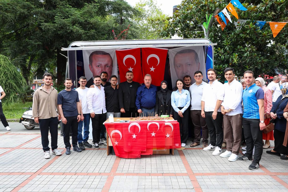 Akgenclikrize's tweet photo. İl Başkanımız Yılmaz Katmer, İl Kadın Kolları Başkanımız Nuran Alim ve İl Gençlik Kolları Başkan Vekilimiz Okan Kuk ve teşkilat mensuplarımızla birlikte 15 Temmuz hain darbe girişiminde şehadete yürüyen aziz şehitlerimizin aziz hatırasına Tuzcuoğlu Memiş Ağa Parkı’nda hemşehrilerimize ikramda bulunduk.