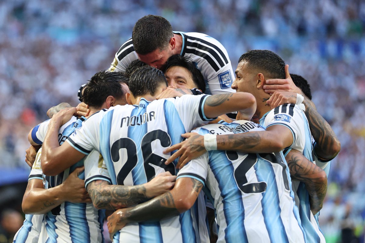 ApostemosHND's tweet photo. ¡UN DUELO QUE PROMETE MUCHA EMOCIÓN!😎

Argentina e Inglaterra se miden en una semifinal 
imperdible de la Copa. Viví cada jugada, seguí la acción y hacé tu pronóstico en Apostemoshn.

  ¿Quién se lleva la victoria? https://t.co/07ktJsgV7H