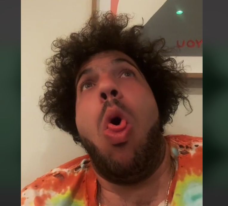 SheIsLennyPenny's tweet photo. Benny Blanco acting like some role model? Please. Dude’s all about that weed life and NOT setting a good example for kids. If you want a #PR nightmare instead of a #boyfriend, he’s your guy. Stay woke, folks. #Selena #Gomez #relationships #Gay https://t.co/RGTgCVCsEs