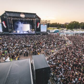 AccessBadBunny's tweet photo. 🏟️🇮🇹 Bad Bunny will have the biggest paying audience of his entire touring career in Italy, with more than 77,000 people expected each night at Ippodromo SNAI La Maura. https://t.co/6hGIsANbOJ