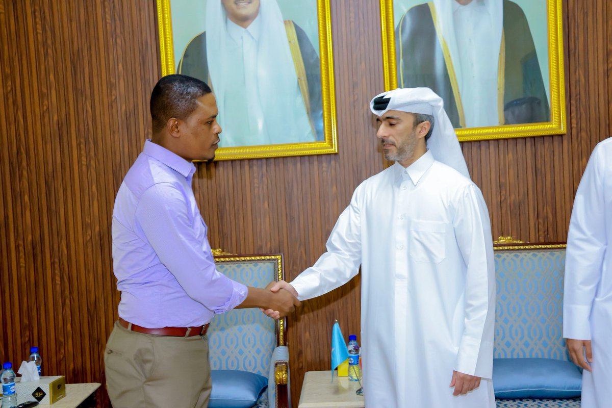 MOISOMALIA's tweet photo. The Minister of Information of #Somalia H.E. Abdifatah Qasim today signed the condolence book opened by the Embassy of the State of #Qatar in Mogadishu, expressing his condolences on the passing of the former Amir of the State of Qatar, Sheikh Hamad bin Khalifa Al Thani. https://t.co/OReNPZJLuS