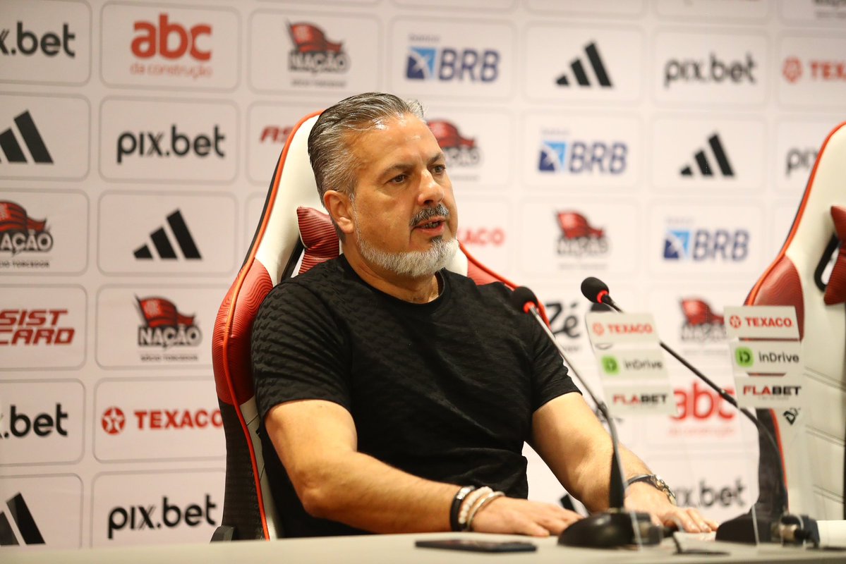 fla_infos's tweet photo. ⚠️ Dos 3 atletas que o Flamengo está negociando, 2 já estão praticamente fechados. 

O terceiro é o Almada, que deve ter a negociação intensificada após a Copa do Mundo. 

Segundo fontes da diretoria, o centroavante que está bem encaminhado não é o Richarlison e nem o Rodrigo Muniz.

🗞️ @PabloRaphaelRUA 
📸 Reprodução