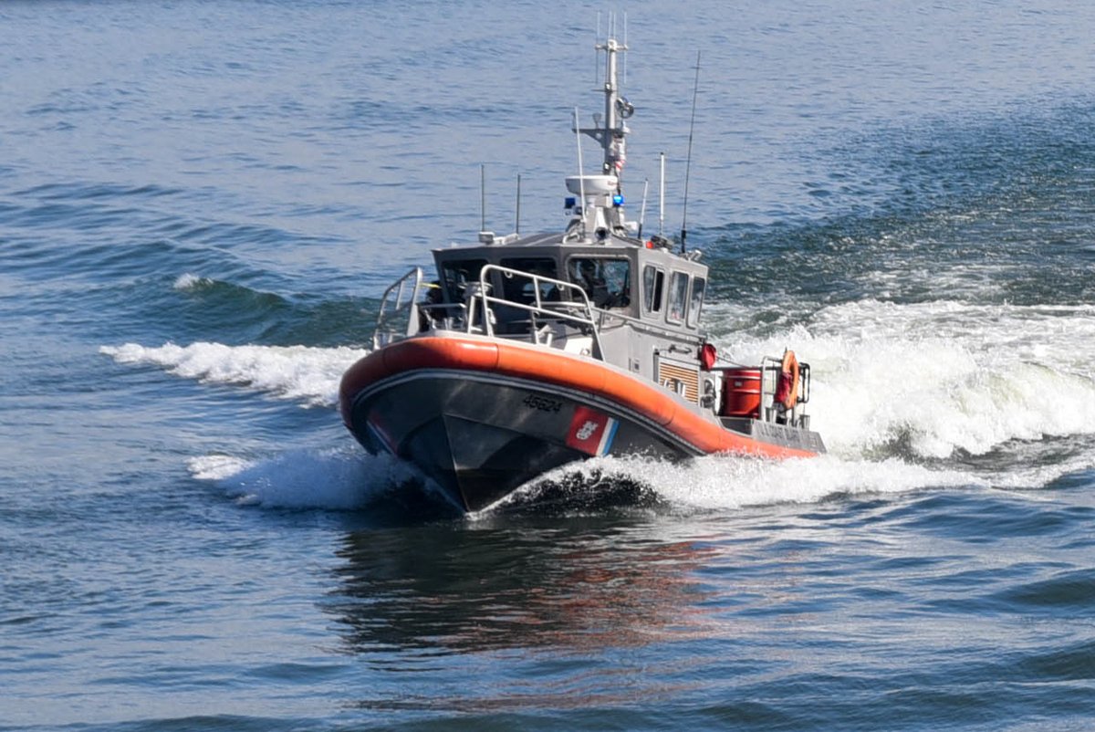 #News- Yesterday, @USCG SECNGL received a MEDEVAC request at 7:37 p.m. for an injured person aboard a P/C on western Lake Charlevoix, #Michigan.

STA Charlevoix arrived by 7:57 p.m., embarked the individual &amp; transported them to further medical care awaiting ashore.

#GreatLakes https://t.co/14CFCGqq9M