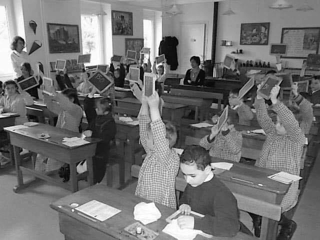 Generations7080's tweet photo. Le calcul mental au primaire avec affichage des résultats sur ardoise ? Qui a connu ? https://t.co/QohcbaD8Xm