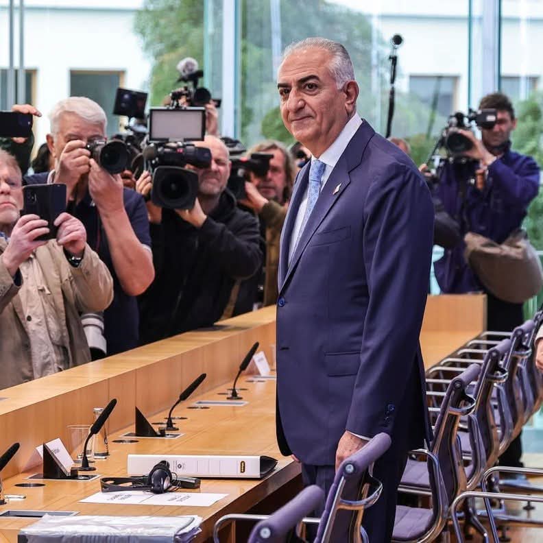 dokhtarrrrr's tweet photo. در نهایت شاه برمیگرده✌️
⁧#جاویدشاه⁩ 

#KingRezaPahlavi‌ForIran

⁩ https://t.co/ZMl1UZd0lL