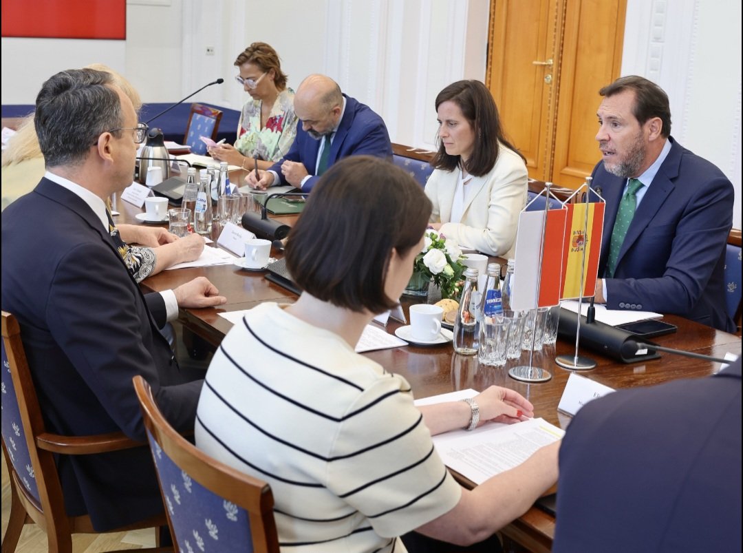 Adif_es's tweet photo. 📸 El presidente de Adif, Pedro Marco de la Peña, acompaña al ministro @oscar_puente_ en su viaje a Polonia.

Una oportunidad para conocer de primera mano la labor que estamos desempeñando en el desarrollo de las infraestructuras del país e impulsar nuevas alianzas. https://t.co/pqiOzZqEHt