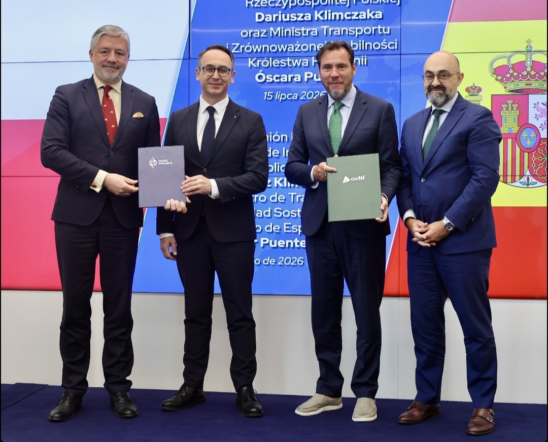 Adif_es's tweet photo. 📸 El presidente de Adif, Pedro Marco de la Peña, acompaña al ministro @oscar_puente_ en su viaje a Polonia.

Una oportunidad para conocer de primera mano la labor que estamos desempeñando en el desarrollo de las infraestructuras del país e impulsar nuevas alianzas. https://t.co/pqiOzZqEHt