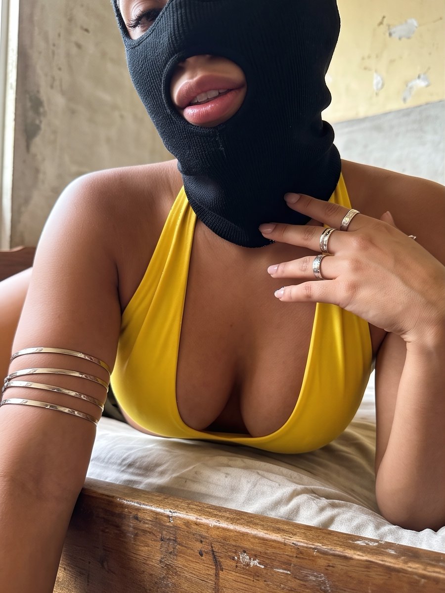LG5lover's tweet photo. #L3G5lover #SeductivePose #SpicyContent #LegsForDays #ShortSkirtTease #maskedgirl #CurvesAndConfidence #LustfulMood https://t.co/QL190lRYyR