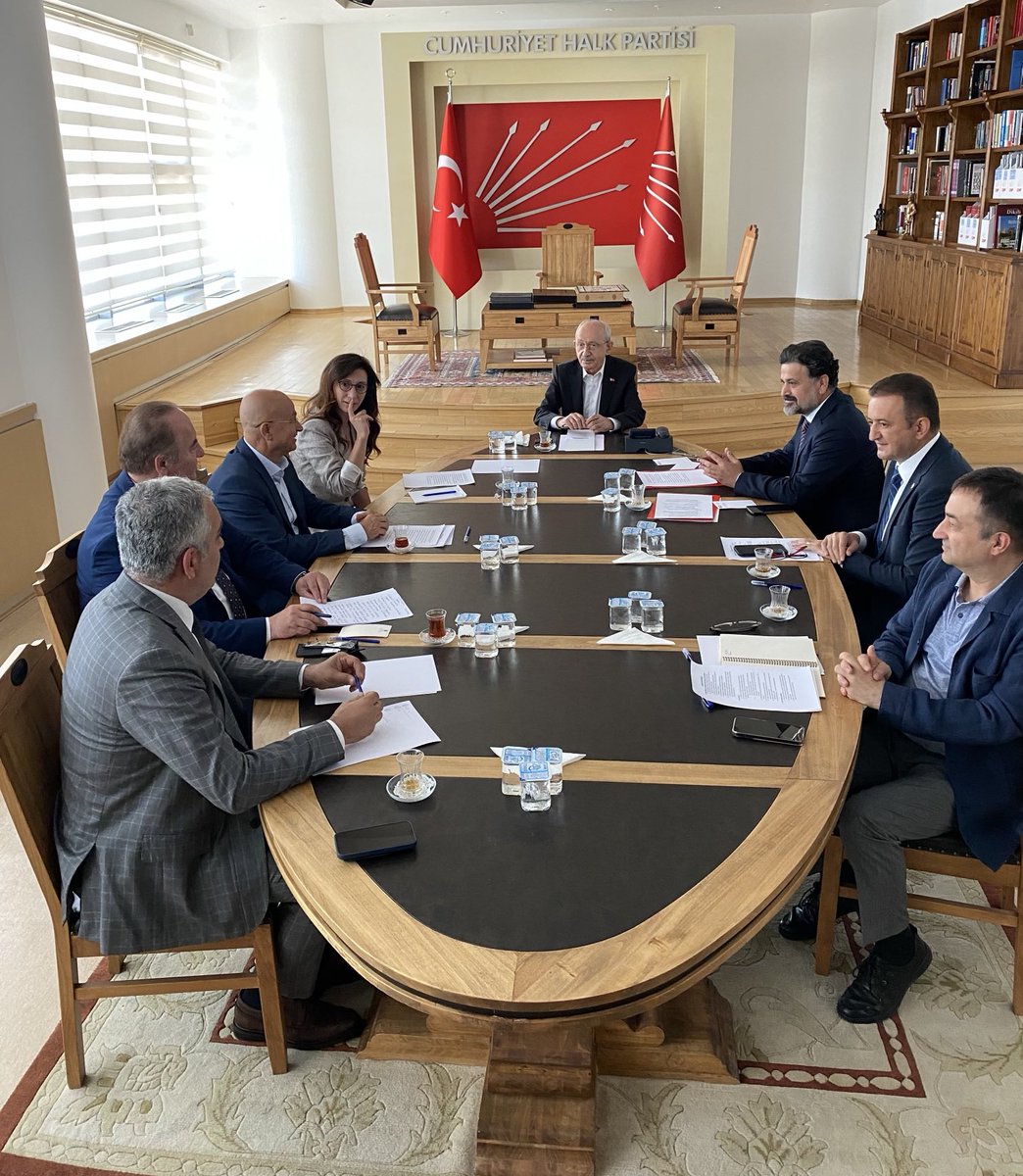 CelikBaskan06's tweet photo. Yerel Yönetimlere İlişkin Hukuki Süreçleri İnceleme ve Değerlendirme Kurulu olarak ilk toplantımızı, Genel Başkanımız Sayın Kemal Kılıçdaroğlu’nun katılımıyla bugün gerçekleştirdik. https://t.co/f6gj5Iptuf