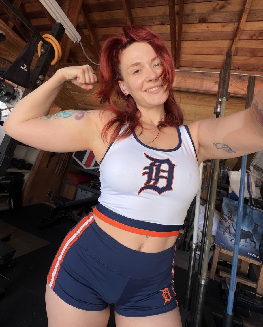 johnsonviv2981's tweet photo. Just tryna remind y’all that Detroit made me strong, but these curves? Yeah, those are all me 😊🌚. Tigers season just got a whole lot more interesting ⚾️and who’s ready for that football kickoff?! 🏈
can’t wait anymore!
#MBL #NFL #onepride 
#DetroitBaseball
#DetroitSportsLeague https://t.co/Ojkf5opEVb