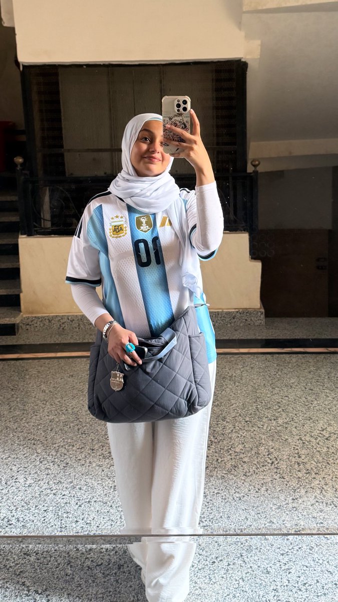 Luckysmother's tweet photo. عزيزي ليو،
الليلة كل ما أتمناه لك هو السعادة والمتعة. أتمنى ليك كل التوفيق في نصف نهائي المونديال الاخير ليك، ومهما كانت النتيجة، أتمنى بس أنك تستمتع بكل لحظة على أرض الملعب وأنك تعيش الأيام الأخيرة دي مع منتخبك بكل حب وفرح.
انت فزت بكل شيء، وحققت كل الأحلام، ومنحتنا ذكريات حتبقى معانا مدى الحياة. لسنوات طويلة أسعدتنا، وأبهرتنا، ومنحتنا مشاعر لا يمكن للكلمات أن تصفها.
ومع اقتراب نهاية مسيرتك الدولية، ما عندي أي طلب منك؛ لا كأس تانية، ولا رقم جديد، ولا إنجاز إضافي. كل العايزاهو ليك هو الخير والسعادة، وأنك تغادر الملعب وأنت مبتسم وفخور بكل ما قدمته.
شكراً ليك على كل السنوات الجميلة، وعلى كل اللحظات التي لن تُنسى، وعلى أنك جعلتنا نؤمن بأن الأحلام ممكن تتحقق.
مهما حصل الليلة، حتبقى دائماً رقم 10 الخاص بنا.
أحبك يا ليو، وأتمنى لك كل الخير في هذه الحياة. ❤️🇦🇷🐐

Forever grateful that I got to be part of your journey and witness all the magical, unforgettable moments you gave us with Barcelona and Argentina

You were never just a football player. You became the greatest of all time, the man who rewrote the rules of football and left millions wondering, “How does he do this?”
Thank you for every smile, every tear, every impossible goal, and every beautiful memory. No matter what happens next, your legacy is eternal, and we will cherish these moments forever. ❤️🇦🇷🐐