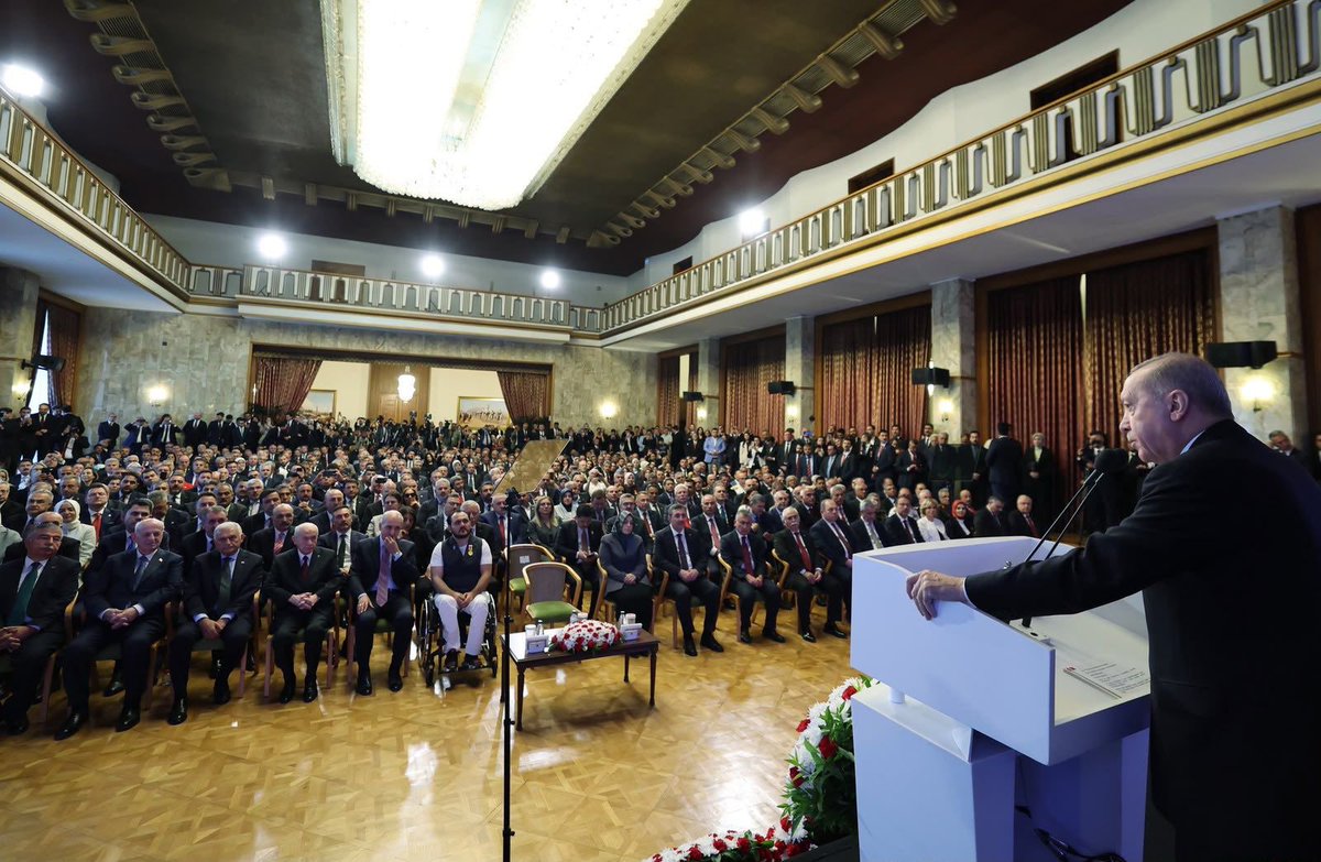 SayimMadak's tweet photo. Gazi Meclismizde gerçekleştirilen 15 Temmuz Demokrasi ve Milli Birlik Günü Anma Programlarına katıldık.

15 Temmuz gecesi şehit olan kahramanlarımızın anısına TBMM 15 Temmuz şehitleri Anıtına karanfil bıraktıktan sonra, TBMM Meclis Başkanımız  Sayın Numan Kurtulmuş ve Bakanımız  Sayın  Mahinur Özdemir Göktaş’ın teşrifleriyle Bakanlığımızın  _15 Temmuzun 10. Yılı Anısına Sanata Teşvik ve Sanatla Yaşam Sergisi_ ni ziyaret ettik. 

Sayın Cumhurbaşkanımız Recep Tayyip Erdoğan’ın gerçekleştirdiği 15 Temmuz Anma Programında hitaplarını dinledik. 

15 Temmuz hain darbe girişiminin 10. yıldönümünde, demokrasimizi ve millî iradeyi kararlılıkla savunurken canını feda eden aziz şehitlerimizi bir kez daha rahmetle anıyor, kıymetli ailelerine sabırlar diliyor; Kahraman gazilerimize derin şükranlarımı sunuyorum. 

#ZaferBizim
#15Temmuz