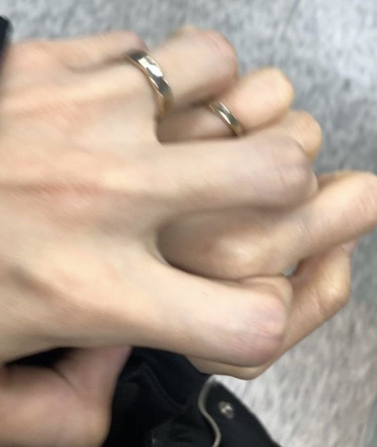 hyuninndaughter's tweet photo. | mini au hyunin -- Rings

en donde Hynjn Haaland anota el gol que lleva a Noruega a la final y besa su anillo como festejo

o donde Jngn Bellingham exhibe su sortija de diamantes, hasta cuando juega en final del mundial https://t.co/z2Qw45fgyA