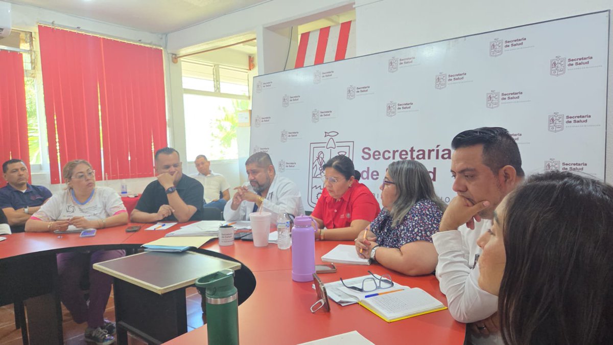 CoeprisM's tweet photo. 🌊📍 Lázaro Cárdenas presente  
Capacitamos a quienes purifican el agua y hacen el hielo que tomas 💧🧊  
Productores y empleados aprendieron de manejo higiénico en la Jurisdicción No. 8 👩‍🏫✨  
Porque un vaso limpio = familia sana 🏠😄  
#AguaSegura #HieloLimpio #Coepris https://t.co/KxMDlhvfpV