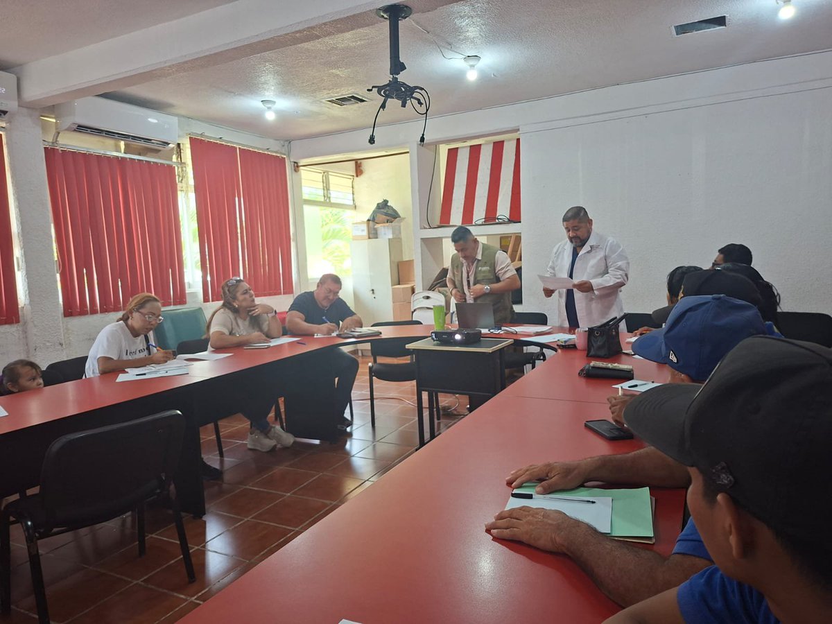 CoeprisM's tweet photo. 🌊📍 Lázaro Cárdenas presente  
Capacitamos a quienes purifican el agua y hacen el hielo que tomas 💧🧊  
Productores y empleados aprendieron de manejo higiénico en la Jurisdicción No. 8 👩‍🏫✨  
Porque un vaso limpio = familia sana 🏠😄  
#AguaSegura #HieloLimpio #Coepris https://t.co/KxMDlhvfpV