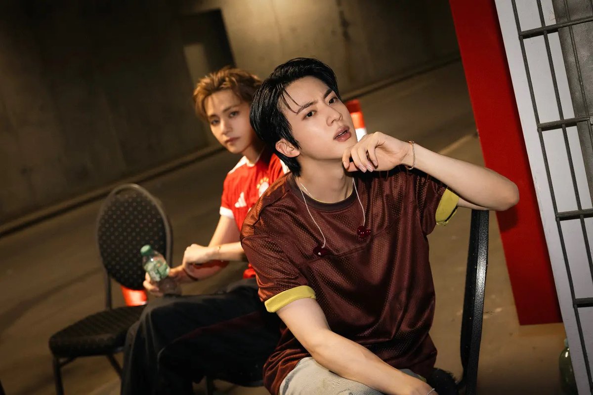 taeguide's tweet photo. A story in 4 parts: Taehyung sees the chair, sits on the chair, sees Jin taking solo shots for IG, sits on Jin instead and poses for the camera https://t.co/Gy6KIe2iDW
