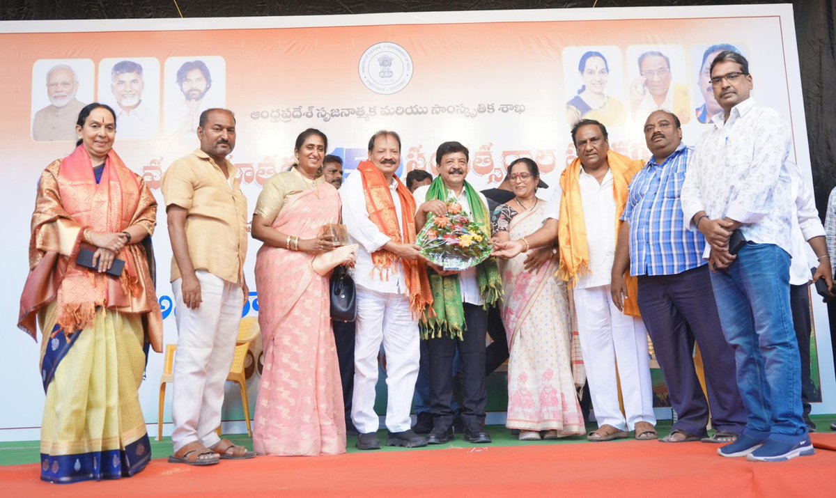 kanduladurgesh's tweet photo. విజయవాడలోని ఘంటసాల వెంకటేశ్వరరావు ప్రభుత్వ సంగీత, నృత్య కళాశాలలో ఆంధ్రప్రదేశ్ రాష్ట్ర సృజనాత్మక మరియు సాంస్కృతిక సమితి, భాషా సాంస్కృతిక శాఖ ఆధ్వర్యంలో నిర్వహించిన 'వందేమాతరం – 150 సంవత్సరాల వేడుకలు' కార్యక్రమంలో ముఖ్య అతిథిగా పాల్గొనడం గౌరవంగా భావిస్తున్నాను.

బంకించంద్ర చటర్జీ రచించిన వందేమాతరం గీతం భారత స్వాతంత్ర్య సమరయోధుల్లో దేశభక్తిని రగిలించిన మహోన్నత జాతీయ చైతన్య గీతం. నేడు మనం అనుభవిస్తున్న స్వేచ్ఛ ఎందరో మహనీయుల త్యాగాల ఫలితమనే విషయాన్ని ఈ గీతం భావి తరాలకు గుర్తు చేస్తూనే ఉంటుంది.

ఈ సందర్భంగా మాజీ ప్రధాని శ్రీ పి.వి. నరసింహారావు గారి రచన ఆధారంగా యువకులు రూపొందించిన "అమరావతికి ఆమడ దూరంలో వందేమాతరం గర్జన" సాంఘిక నాటకాన్ని వీక్షించడం ఆనందంగా అనిపించింది. దేశభక్తిని, జాతీయ భావాన్ని కళారూపాల ద్వారా ప్రజల్లోకి తీసుకెళ్తున్న కళాకారుల కృషి అభినందనీయం.

కేంద్ర ప్రభుత్వ పురస్కార గ్రహీత శ్రీ గుమ్మడి గోపాలకృష్ణ గారిని, కేంద్ర సంగీత నాటక అకాడమీ సభ్యురాలు శ్రీమతి ఎస్. పి. భారతి గారిని సత్కరించడం జరిగింది. అలాగే కార్యక్రమంలో పాల్గొన్న కళాకారులకు పురస్కారాలు అందజేసి అభినందనలు తెలియజేశాను.