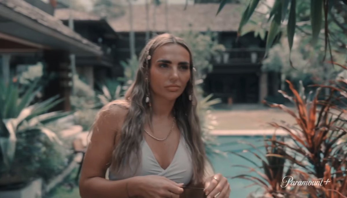 sindysus's tweet photo. I genuinely don’t even know where to begin. This show makes it so easy to hate 😂 From the horrible cast photos, the season logo that looks worse than something a fan would make, the terrible editing on the season poster, the horrible color grading they’re using🤣 #TheChallenge42 https://t.co/djJpEDljhl
