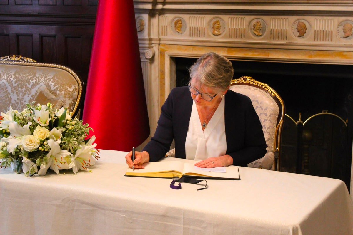 Amb_AMSAlThani's tweet photo. سعادة وزيرة الخارجية البريطانية، السيدة إيفيت كوبر، خلال زيارتها إلى سفارة دولة قطر في لندن لتقديم واجب العزاء في رحيل المغفور له، بإذن الله تعالى، صاحب السمو الأمير الوالد الشيخ حمد بن خليفة آل ثاني، طيب الله ثراه، معربةً عن خالص تعازي حكومة المملكة المتحدة وتضامنها مع دولة قطر وشعبها في هذا المصاب الجلل.