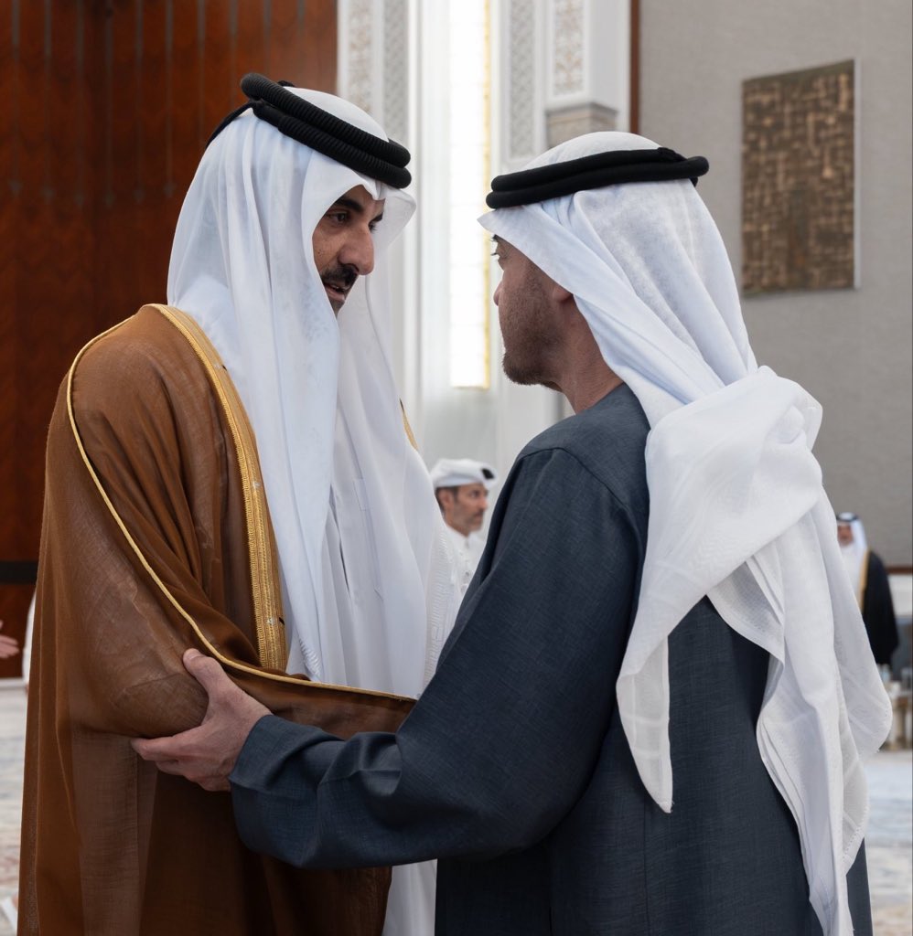 MohdTaqi11's tweet photo. قدم صاحب السمو الشيخ محمد بن زايد آل نهيان رئيس الدولة "حفظه الله" اليوم التعازي إلى أخيه صاحب السمو الشيخ تم��م بن حمد آل ثاني أمير دولة قطر الشقيقة في وفاة المغفور له الشيخ حمد بن خليفة آل ثاني. https://t.co/r66SW1j8XF