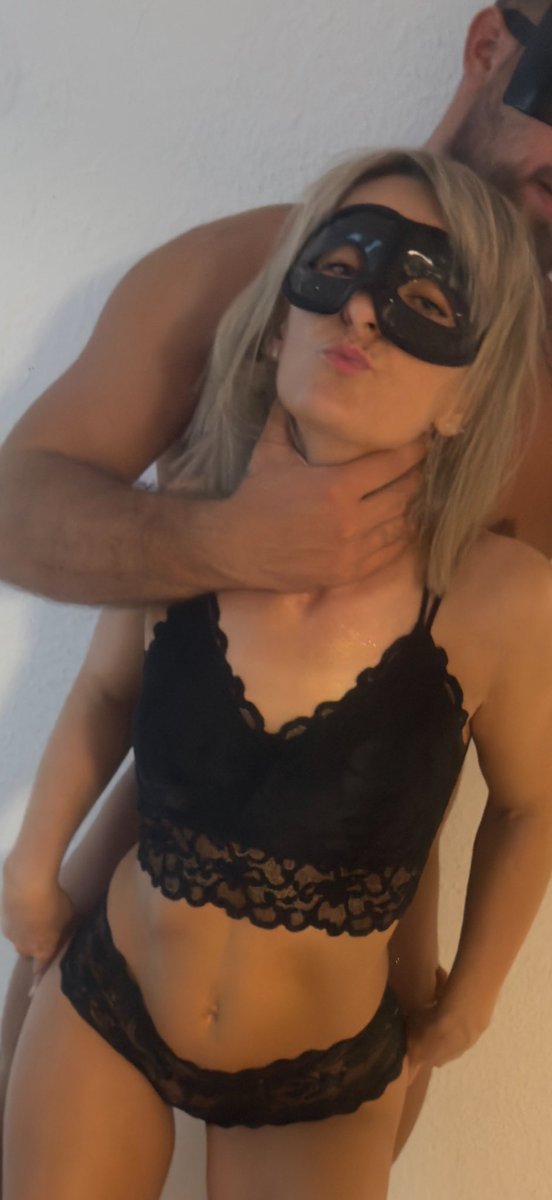 CandyBonnyx6's tweet photo. He knows exactly how to keep his masked little troublemaker under control. 😈🖤
#CatAndClyde #MaskedCouple #NaughtyCouple #CoupleContent #Lingerie #DominantVibes #SpicyContent #FanslyCouple #NSFW #18Plus https://t.co/VpeGuzvaaV
