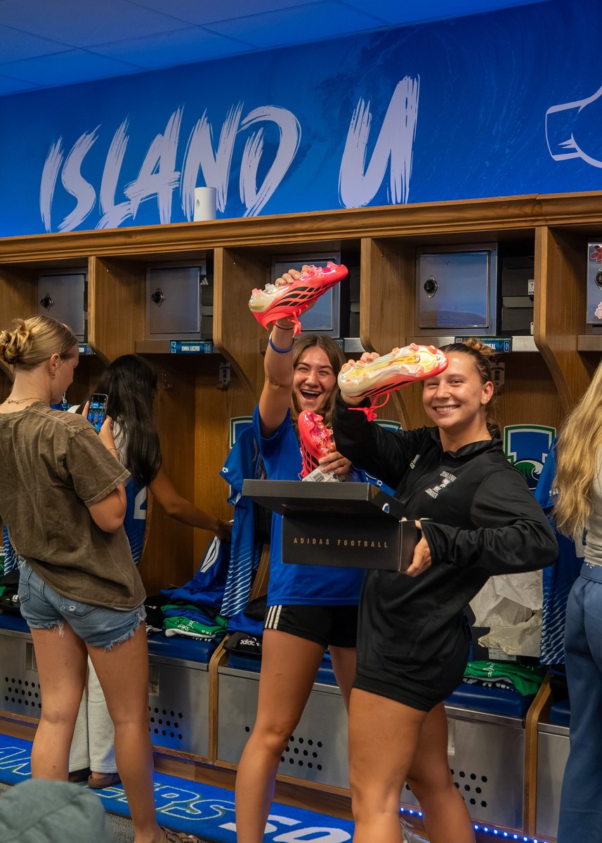 IslandersSoccer's tweet photo. Christmas came early 🎁👀
#ShakasUp https://t.co/OMmD4HbgpZ