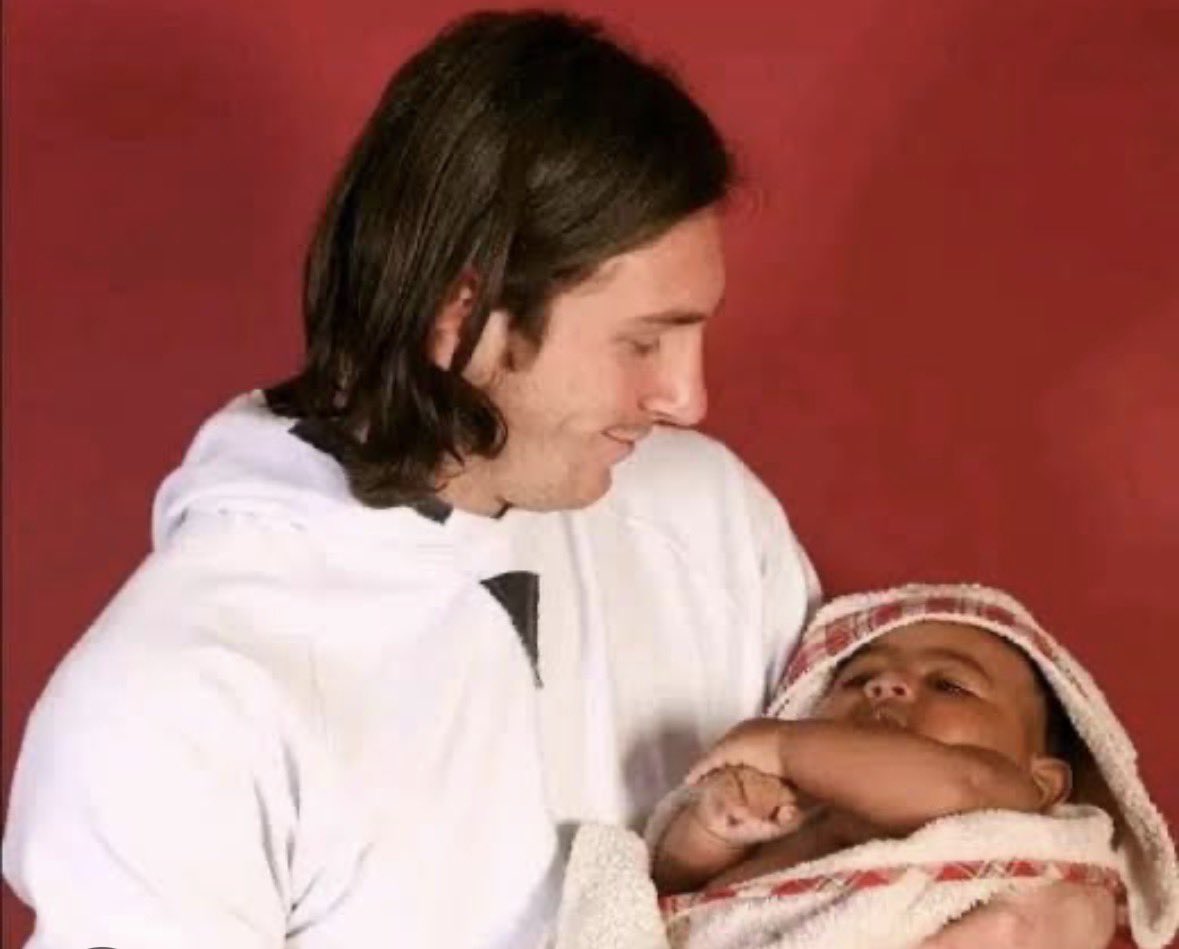 hvgoenka's tweet photo. A family wins a UNICEF raffle. A shy 20-year-old Messi poses with their baby. Seventeen years later, that baby grows up to become Lamine Yamal. Just look at the beautiful twist of fate. Now maybe, both of them will play the World Cup finals! https://t.co/UQvSCdkg6O