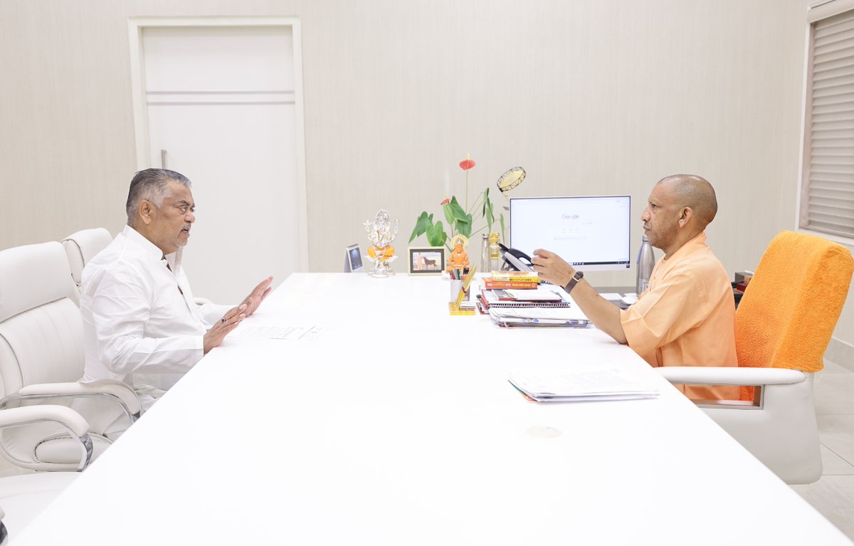 myogioffice's tweet photo. मुख्यमंत्री श्री @myogiadityanath जी महाराज से आज लखनऊ में उत्तर प्रदेश विधान परिषद के माननीय सदस्य श्री रवि शंकर सिंह 'पप्पू भैया' जी ने शिष्टाचार भेंट की। https://t.co/g72VxzhoE5