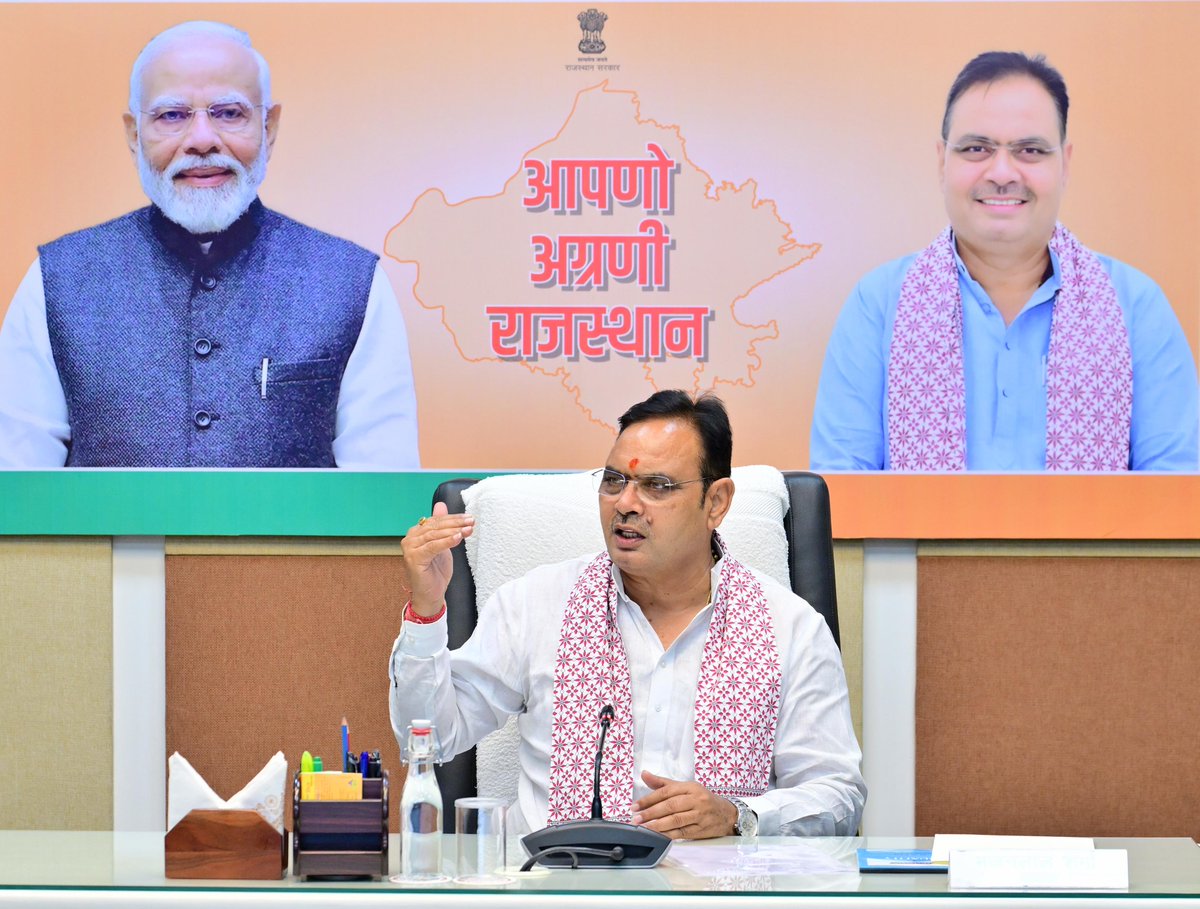 BhajanlalBjp's tweet photo. यमुना जल समझौते के प्रभावी एवं समयबद्ध क्रियान्वयन को लेकर आज संबंधित अधिकारियों के साथ बैठक की।

इस महत्वाकांक्षी परियोजना को तय समयसीमा के अनुरूप गति देने, विभागों के बीच बेहतर समन्वय सुनिश्चित करने तथा परियोजना के चरणबद्ध क्रियान्वयन के लिए अधिकारियों को आवश्यक तैयारियां पूर्ण करने के निर्देश दिए।

यह ऐतिहासिक परियोजना प्रदेश के शेखावाटी अंचल के लाखों नागरिकों को पेयजल उपलब्ध कराने, भूजल पर निर्भरता कम करने तथा जल संकट से प्रभावित क्षेत्रों को दीर्घकालिक राहत प्रदान करने की दिशा में महत्वपूर्ण सिद्ध होगी। हमारा संकल्प है कि इसका लाभ शीघ्र आमजन तक पहुँचे और राजस्थान की जल सुरक्षा को नई मजबूती मिले।

बैठक में जल संसाधन मंत्री श्री @SureshRawatIN जी उपस्थित रहे।