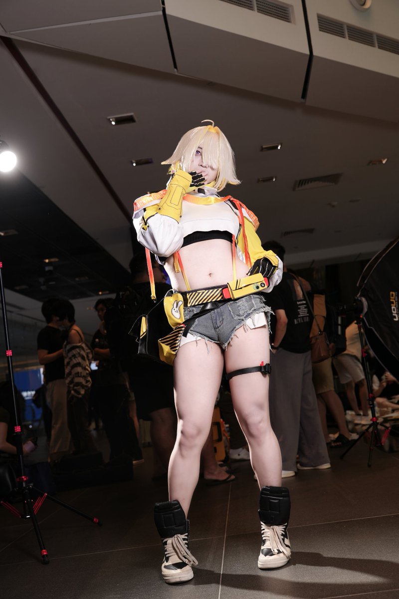 issucck's tweet photo. guys ive always wondered why whenever boom pops up ingame they use doom slayer's design as inspiration instead of doomguy when its like implied that elegg is installing classic doom... food for thought... anyways elegg cosplay...

#nikke #ニケ https://t.co/svnXfNBVUS
