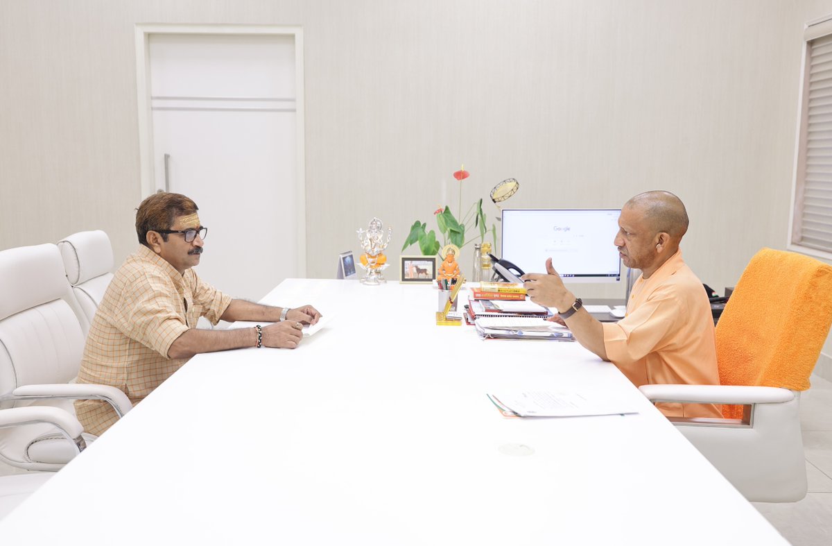 myogioffice's tweet photo. मुख्यमंत्री श्री @myogiadityanath जी महाराज से आज लखनऊ में वाराणसी दक्षिण विधान सभा क्षेत्र के माननीय विधायक डॉ. नीलकंठ तिवारी जी ने शिष्टाचार भेंट की।

@NeelkanthAd https://t.co/Bzx6SKxOCQ