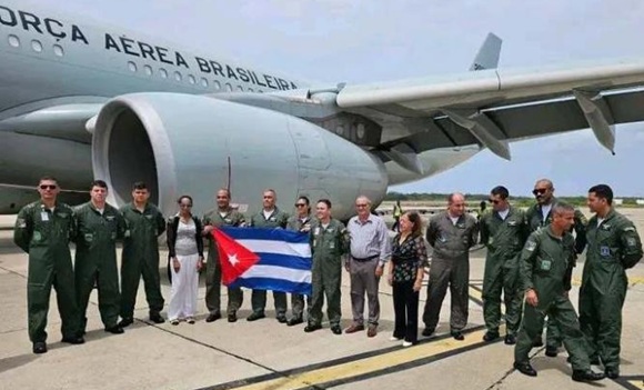AlinaC20612's tweet photo. Un avión procedente de Brasil arribó al aeropuerto internacional Antonio Maceo, en Santiago de Cuba, con un primer cargamento de leche en polvo, como parte de un donativo que asciende a 48 toneladas del preciado alimento.
#CubaNoEstáSola https://t.co/jiDk45ML4F