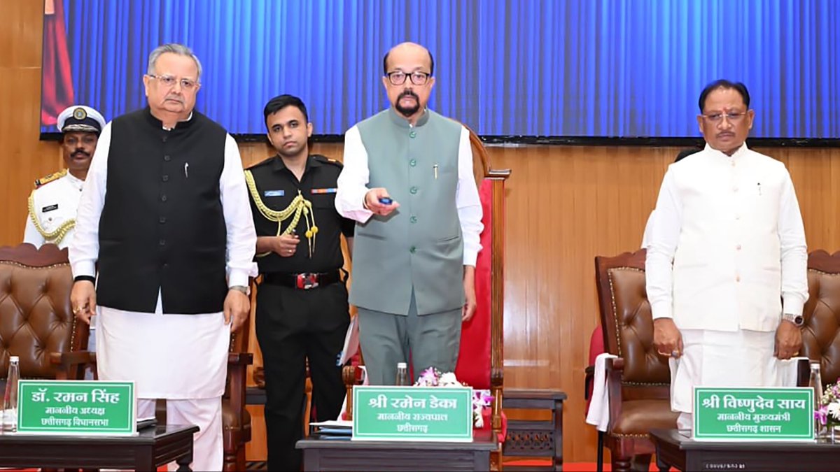 vishnudsai's tweet photo. मजबूत लोकतंत्र की आधारशिला केवल सशक्त जनप्रतिनिधियों से ही नहीं, बल्कि ऐसी आधुनिक संस्थागत व्यवस्थाओं से भी निर्मित होती है, जो संवाद, विचार-विमर्श और जनभागीदारी को नई ऊर्जा प्रदान करें।

इसी भावना के साथ आज माननीय राज्यपाल श्री रमेन डेका जी एवं माननीय विधानसभा अध्यक्ष डॉ. रमन सिंह जी के साथ छत्तीसगढ़ विधानसभा के नवनिर्मित अत्याधुनिक प्रेक्षागृह के लोकार्पण समारोह में सम्मिलित हुआ। इस अवसर पर मंत्रिमंडल के साथी, विधायकगण एवं अन्य गणमान्यजन उपस्थित रहे।

मुझे विश्वास है कि यह अत्याधुनिक प्रेक्षागृह लोकतांत्रिक मूल्यों, संसदीय परंपराओं और सुशासन की संस्कृति को और सुदृढ़ करेगा तथा भविष्य की पीढ़ियों के लिए ज्ञान, संवाद और जनहितकारी विमर्श का प्रेरणादायी केंद्र बनेगा।

@GovernorCG 
@drramansingh