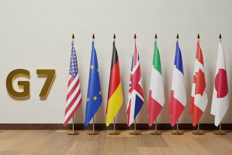 KHOYousif's tweet photo. يمثل البيان الذي صدر بالأمس عن وزراء خارجية دول مجموعة السبع (الولايات المتحدة، المملكة المتحدة، فرنسا، ألمانيا، إيطاليا، كندا، واليابان)، إلى جانب الاتحاد الأوروبي، تطوراً نوعياً مهماً في المواقف الدولية تجاه الأزمة السودانية. فقد وضع الهدنة الإنسانية في صدارة الأولويات، ودعا طرفي النزاع إلى وقف التصعيد، وطالب القوات المسلحة بالكف عن عرقلة جهود السلام، وقوات الدعم السريع بالالتزام بمبادئ #إعلان_جدة، مؤكداً أن الطرفين أخفقا في الوفاء بالتزاماتهما بموجب الإعلان. كما شدد على ضرورة دعم وتنسيق جهود الرباعية والخماسية، للتوصل إلى وقف لإطلاق النار، وابتدار عملية سياسية مستقلة بقيادة مدنية.

يعكس هذا البيان اتجاهاً دولياً متنامياً نحو تسمية الأشياء بمسمياتها، وتحميل من يعرقل جهود السلام مسؤولية إطالة أمد الحرب في #السودان بما قد يترتب على ذلك من تبعات لا يمكن تجاهلها أو التقليل منها. هذه التطورات تتطلب مزيداً من تنسيق جهود القوى المدنية والسياسية السودانية المناهضة للحرب، وتوحيد مواقفها لتكثيف الضغوط على كل من يطيل أمد معاناة الشعب السوداني، ولوضع حدٍ لهذه الحرب الإجرامية بشكل عاجل وفوري.

#لا_للحرب